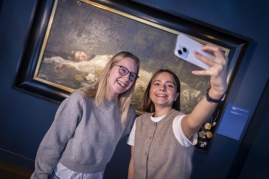 Two girls in front of the Ophelia painting