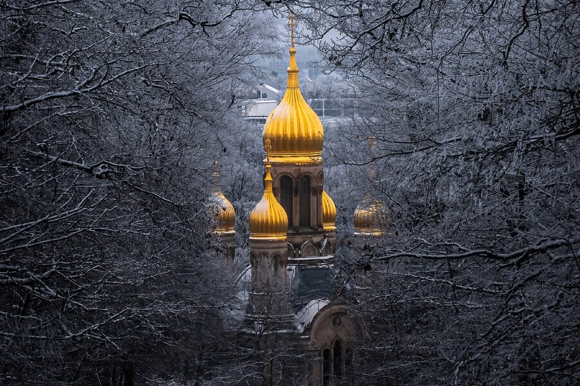 Die goldenen Kuppeln der Russischen Kapelle im Winter