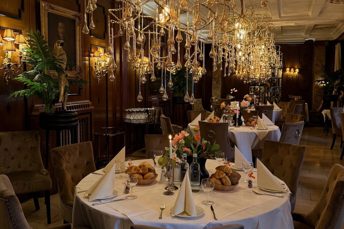 Вид на праздничную комнату с люстрами