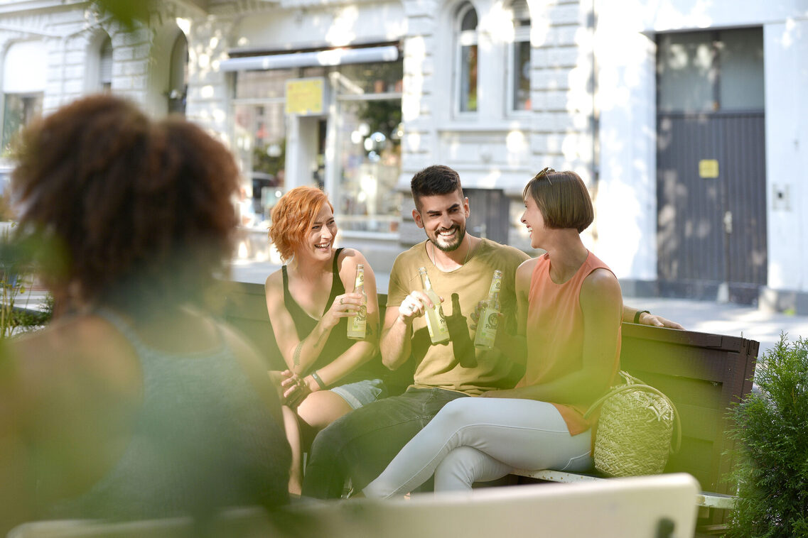 Junge Leute mit Limo