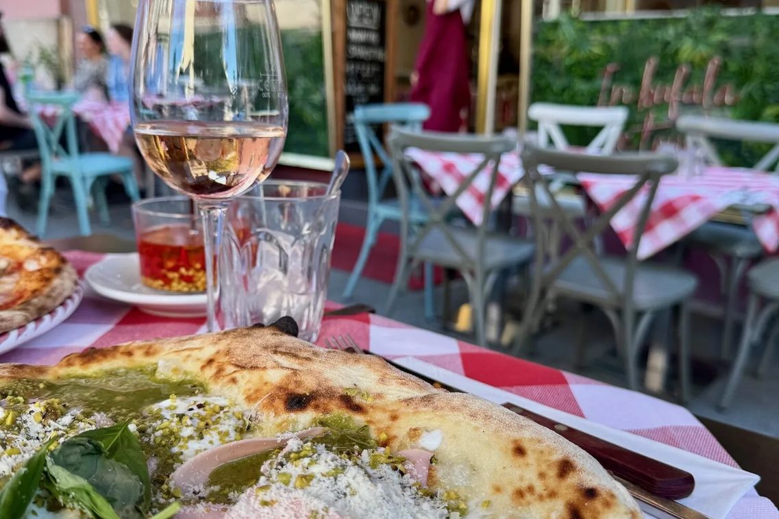 Pizza auf karierter Tischdecke