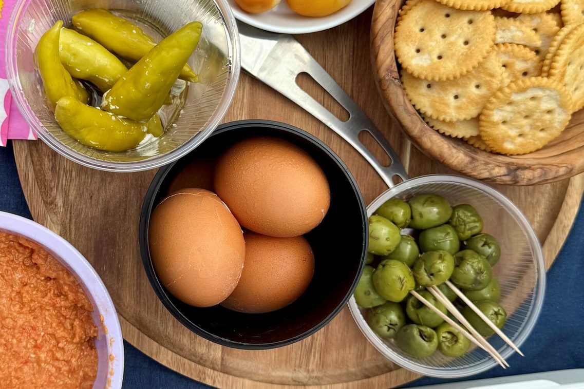 Picknick von oben - hartgekochte Eier, Oliven, Rohkost