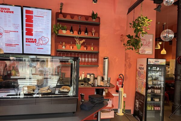 Cafe mit Glasvitrine