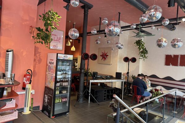 Cafe mit Discokugeln oben