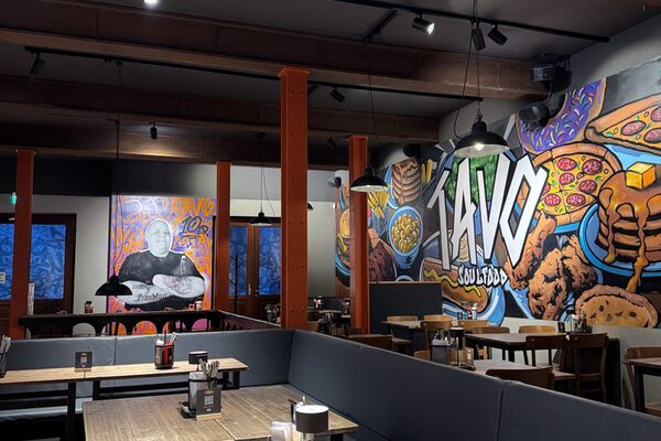 Столы и стулья в ресторане