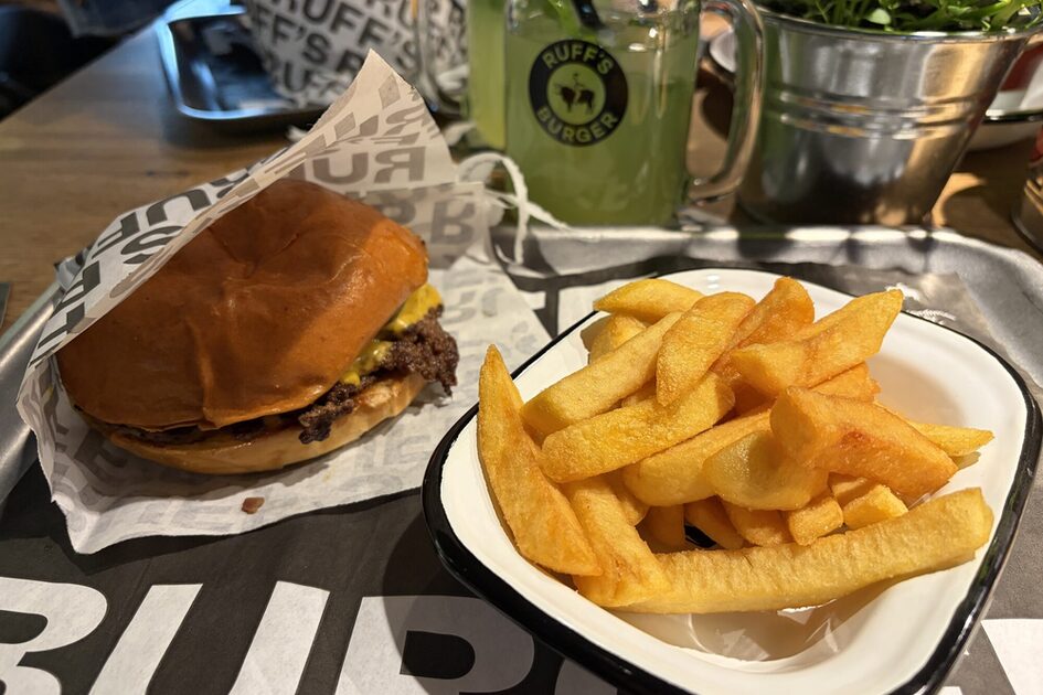 Burger mit Pommes und Limonade