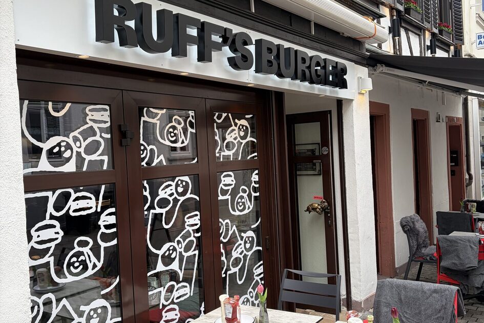 Straße in Wiesbaden mit Burger Aufschritt