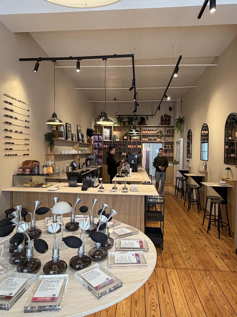 Counter with coffee varieties and coffee machines