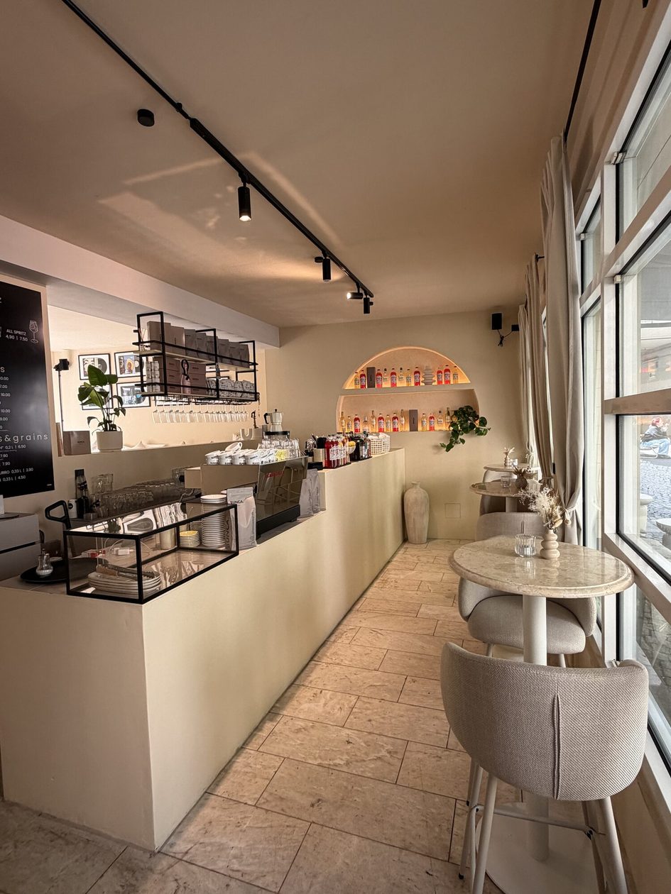 Café mit Bar und Sitzgelegenheiten