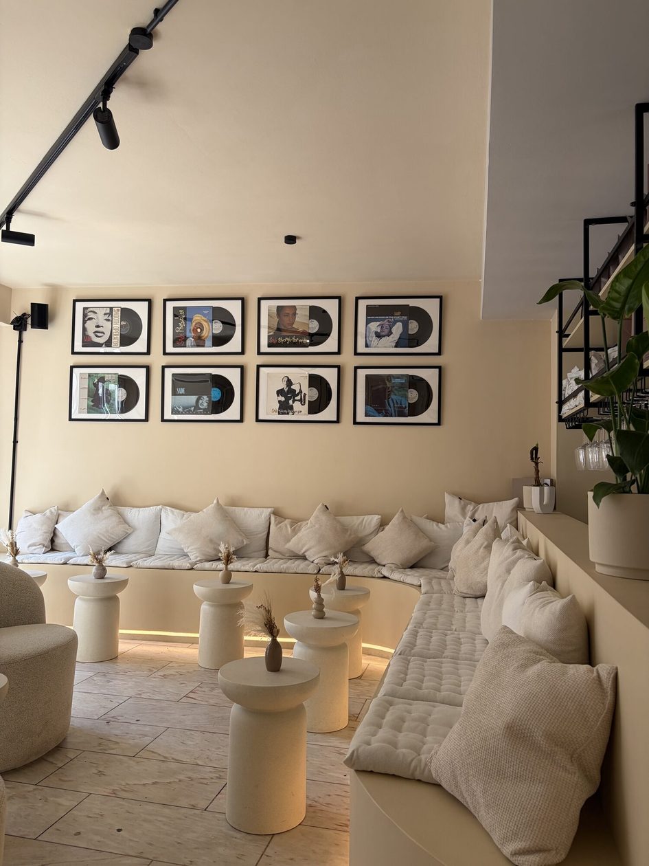 Café mit Bar und Sitzgelegenheiten