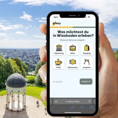 Plazy - Hand mit Handy und plazy Anwendung