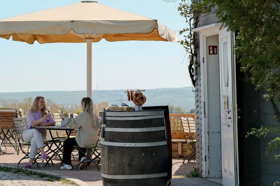 Zwei Frauen am Schwarzen Häuschen