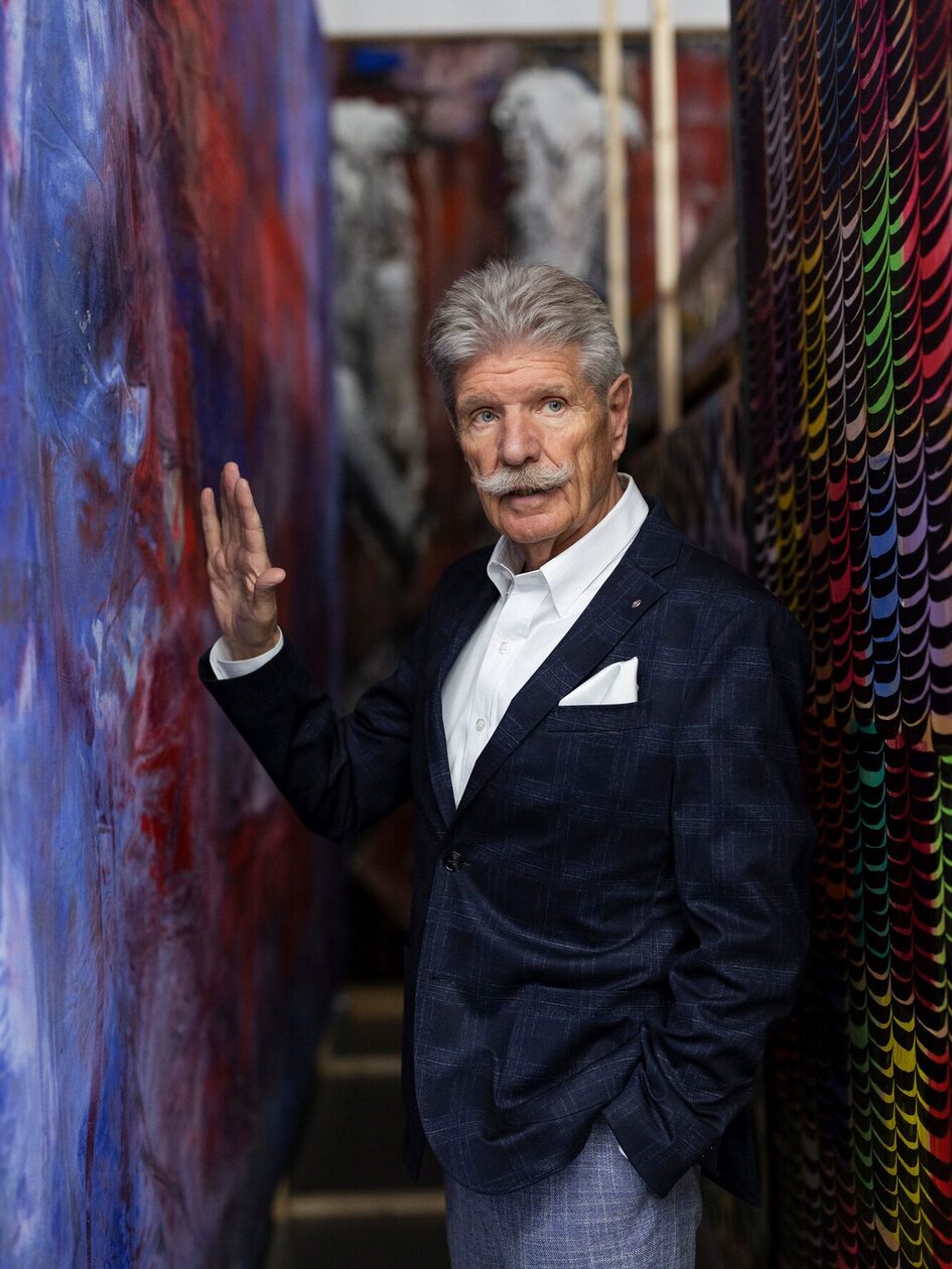 Reinhard Ernst entre dos obras de arte