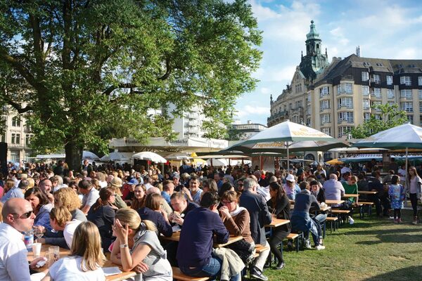 Feiernde Menschen auf Bänken