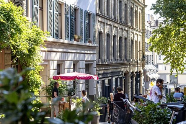 View of the lively Obere Webergasse in summer
