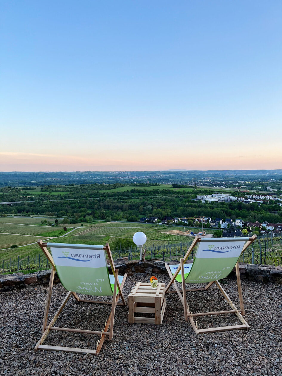 Шезлонги с изглед към лозята
