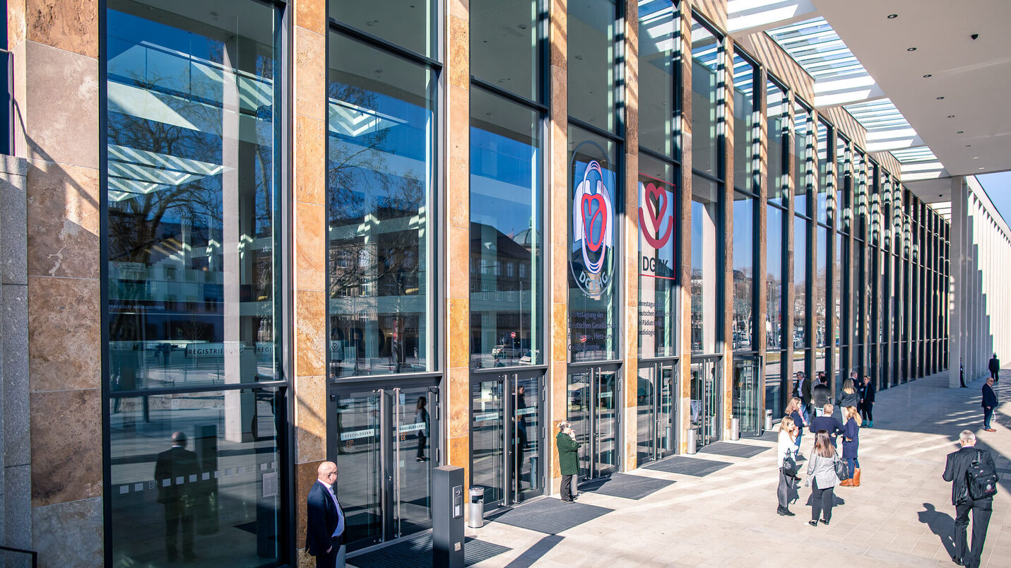 Conference Guests in front of the RheinMain CongressCenter