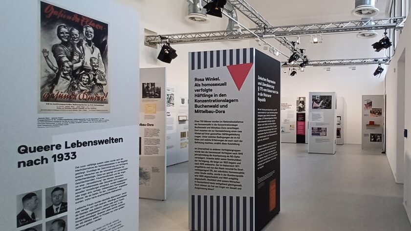 Blick in die Ausstellung "Rosa Winkel. Als homosexuell verfolgte Häftlinge in den Konzentrationslagern Buchenwald und Mittelbau-Dora"