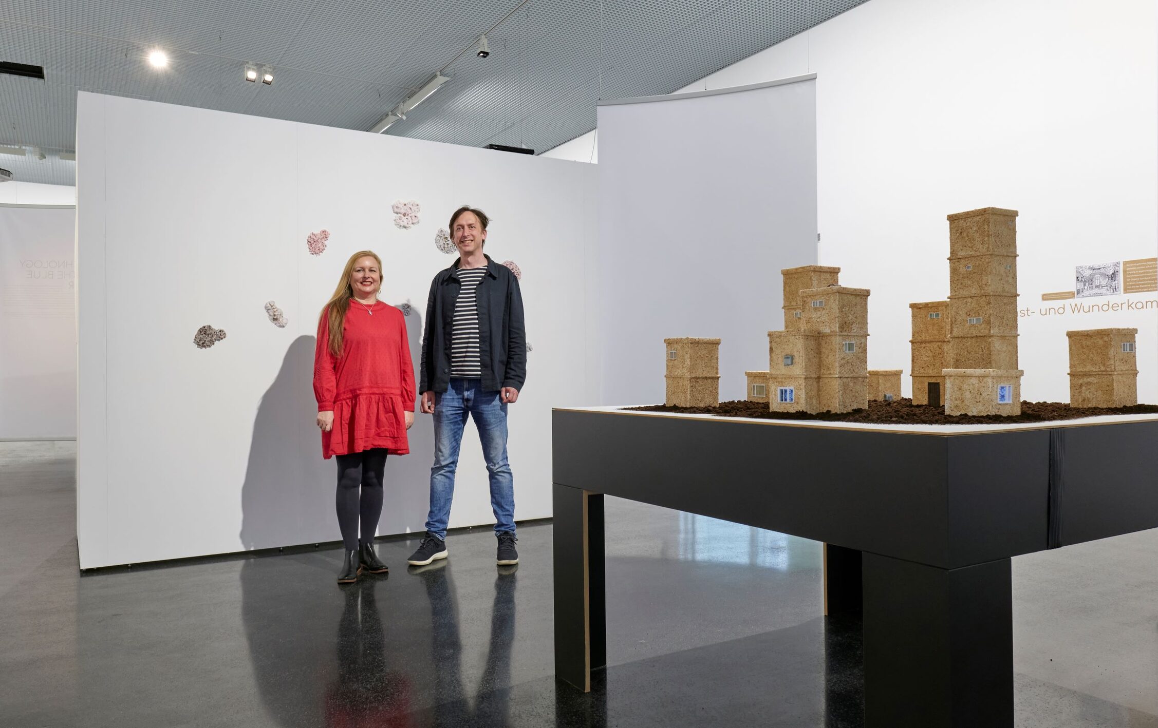 Der Film zeigt, was in der Ausstellung "Wunderkammer Bioart!" zu sehen ist