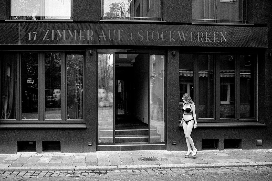 Prostituierte vor einem Laufhaus