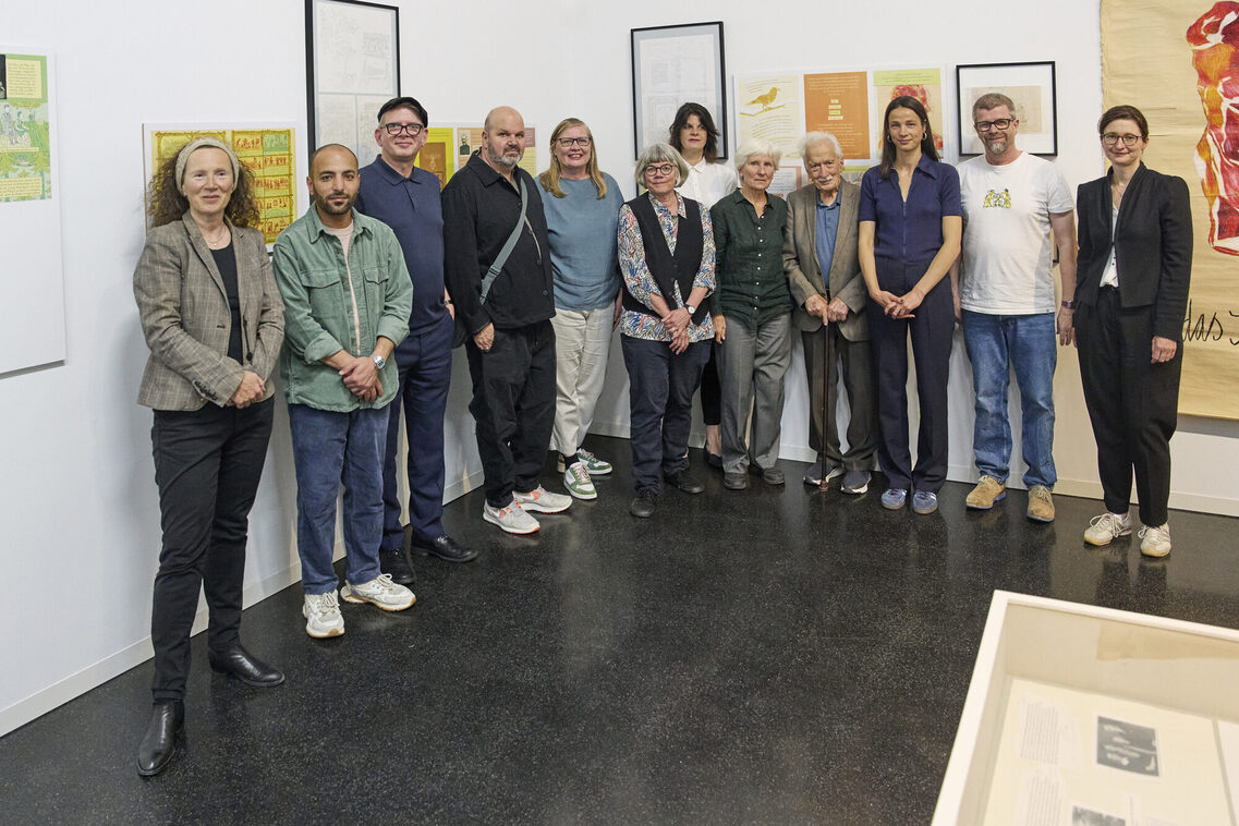 Das Ausstellungsteam von "Ich werde nicht schweigen!" und die Autorinnen in der Ausstellung