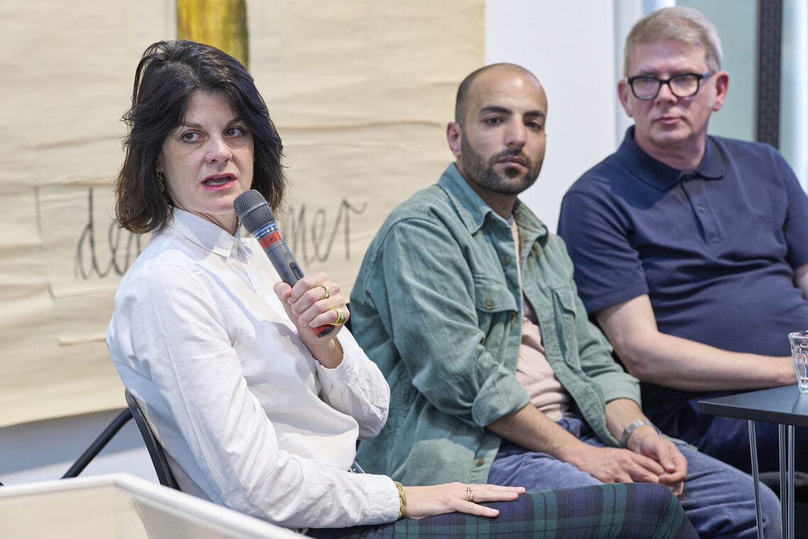 Nora Krug, Akram Al Saud und Tobi Dahmen auf der Eröffnung von "Ich werde nicht schweigen! Gezeichnete Erinnerung im Comic"