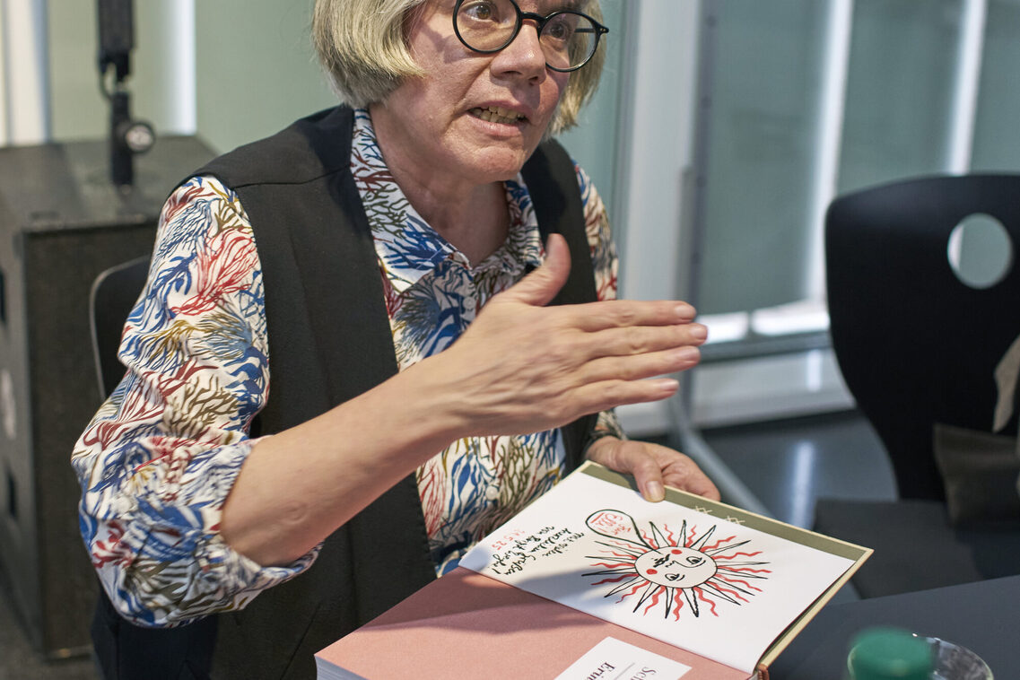 Birgit Weyhe beim Signieren auf der Eröffnung von "Ich werde nicht scheigen!"