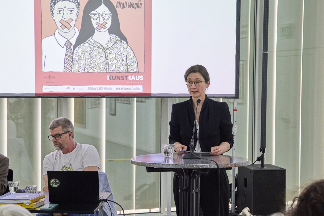 Kurator Jakob Hoffmann und Dr. Susanne Völker, Kulturfonds FRankurt RheinMain auf der Eröffnung von "Ich werde nicht schweigen!"