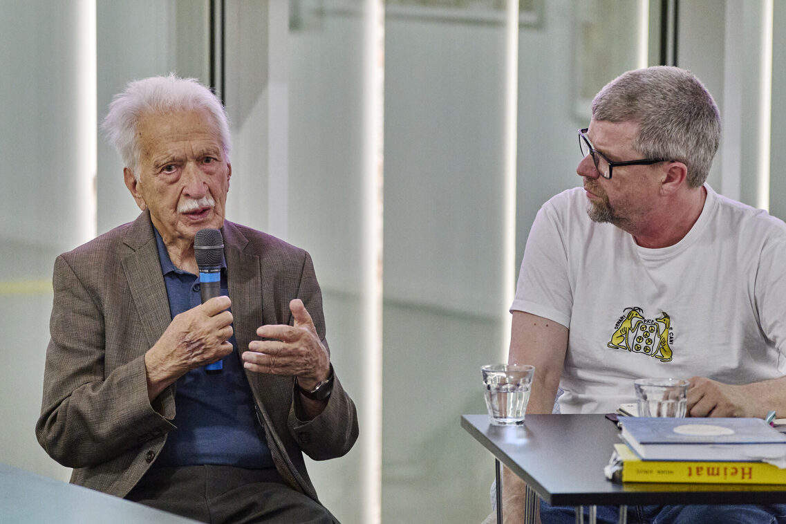 Zeitzeuge Ernst Grube mit Kurator Jakob Hoffmann im Gespräch auf der Eröffnung von "Ich werde nicht scheigen!"