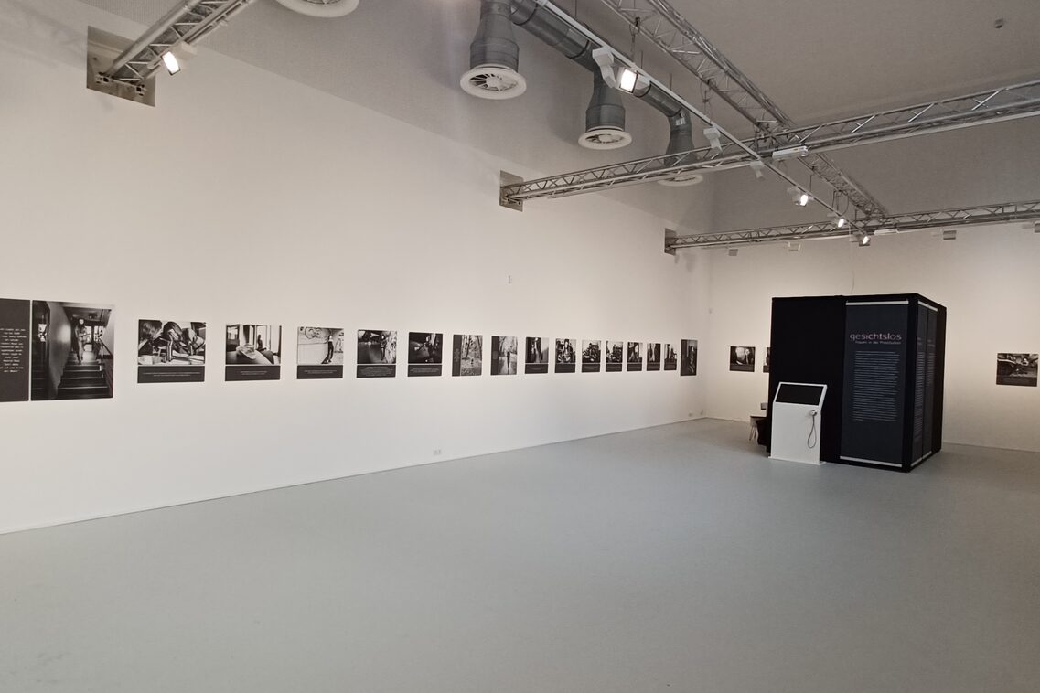 Blick in die Ausstellung Gesichtslos in der Aula