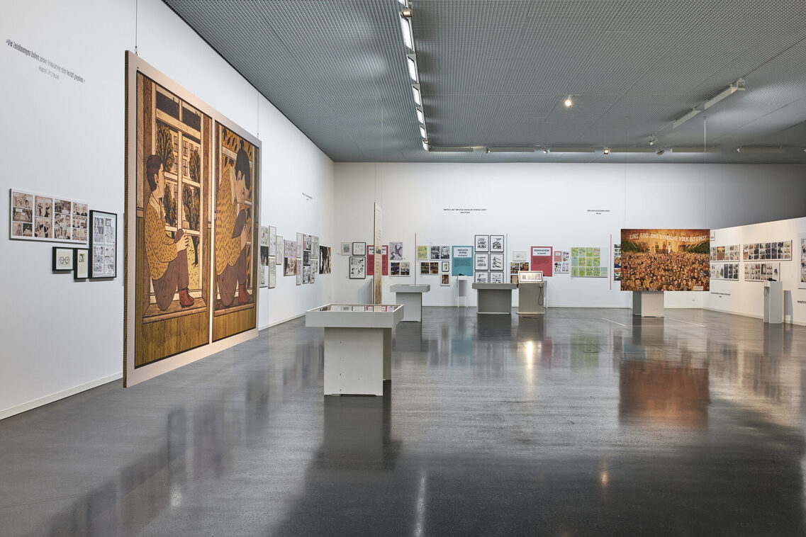 Blick in die Ausstellung "Ich werde nicht schweigen! Gezeichnete Erinnerung im Comic"