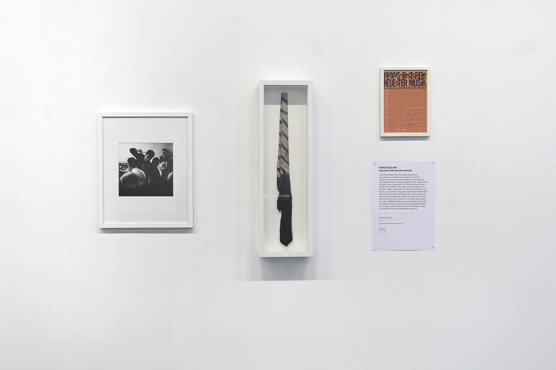 Die Krawatte von Nam June Paik  in der Ausstellung "Cello im Eisbad: Charlotte Moorman und Nam June Paik. Eine Hommage in Bildern“