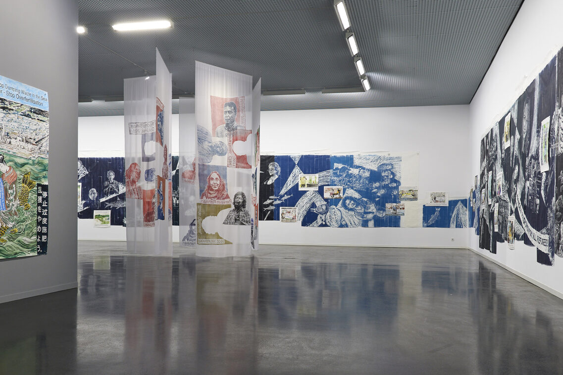 Blick in die Ausstellung "Water on Fire" von Thomas Kilpper
