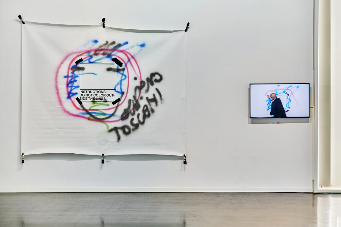 Kunstwerk von Oliviero Toscani und Film mit Monitor