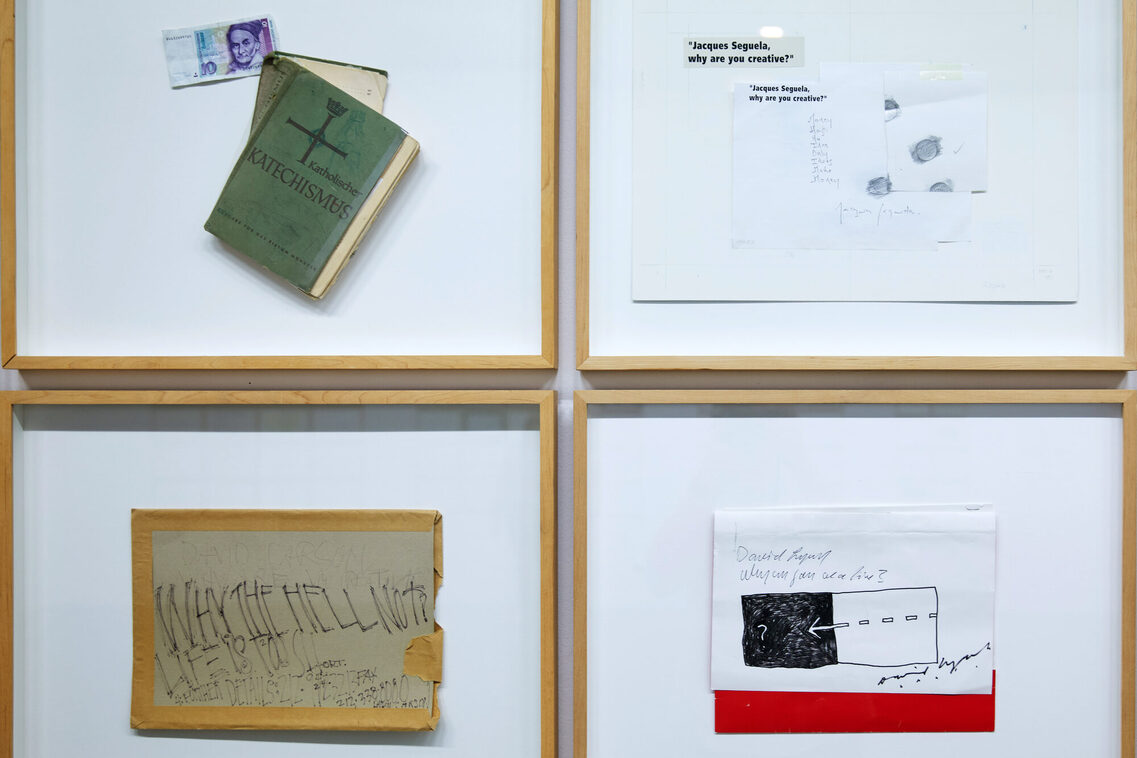 Vier gerahmte Bilder mit  gestalteten Antworten auf die Frage: Why are you creative?