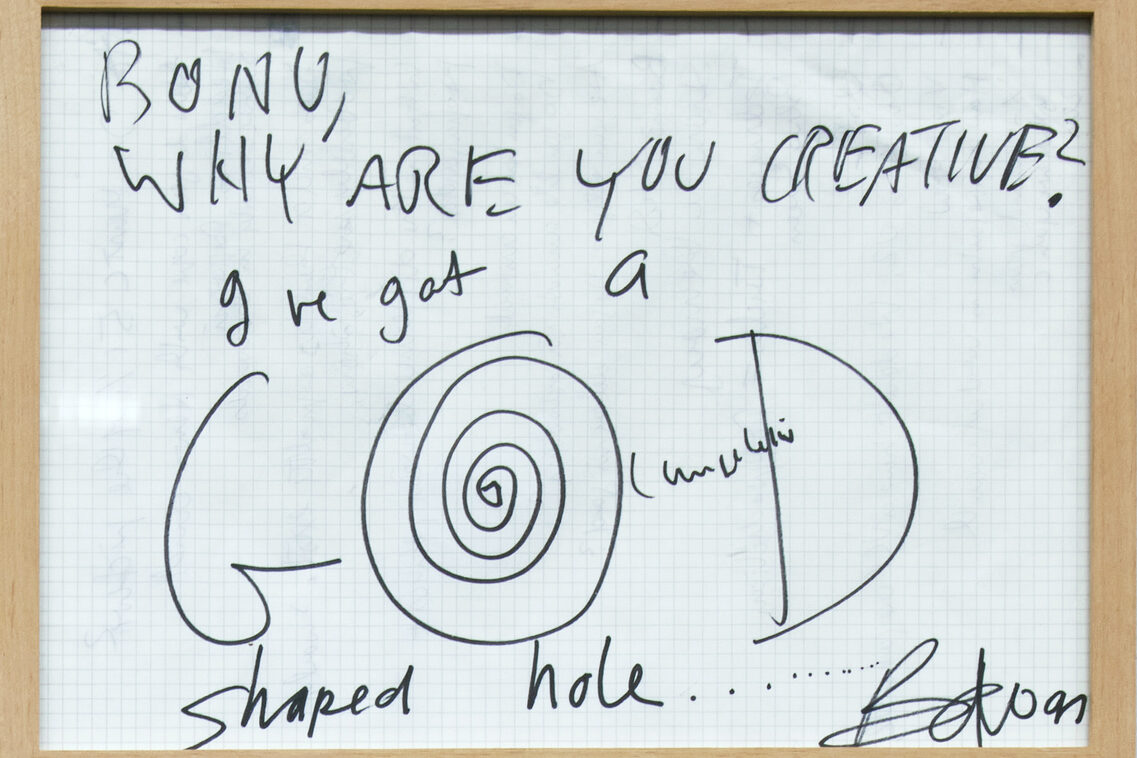 Gerahmtes Bild mit der Antwort von Bono: I have a god shaped hole....