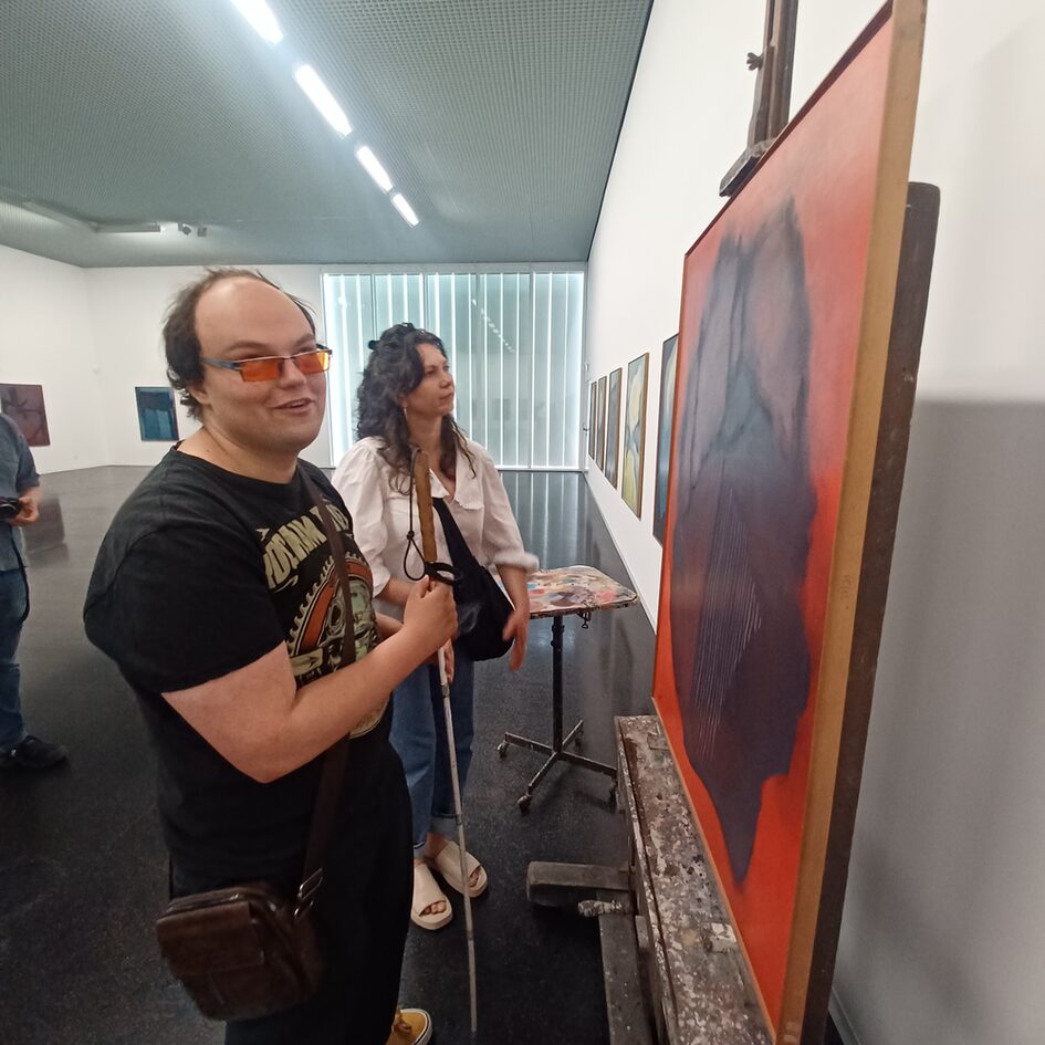 Fabian Lilian Korner mit Ester Popper in der Ausstellung