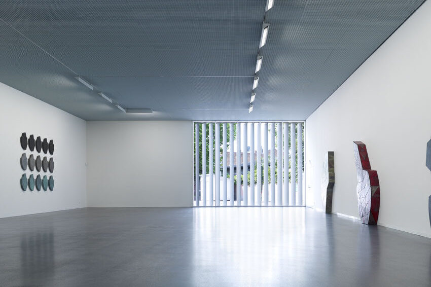 Großer Raum im Kunsthaus mit Fenster an gegenüberliegender Wandseite