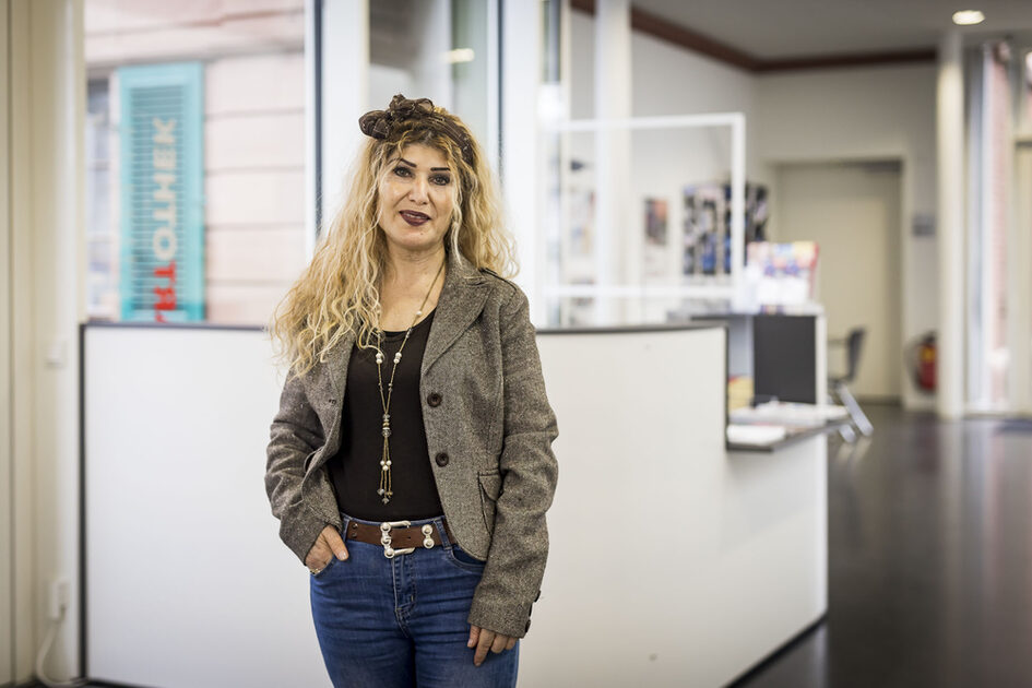 Fatma Toksun arbeitet am Empfang.