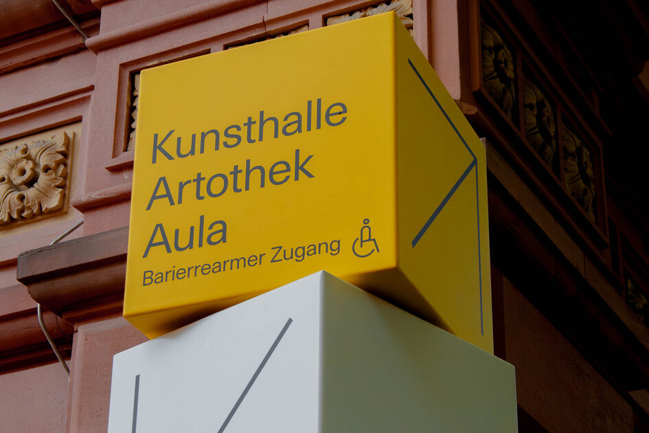 Schild mit der Aufschrift Kunsthalle Artothek Aula Barierrearmer Zugang