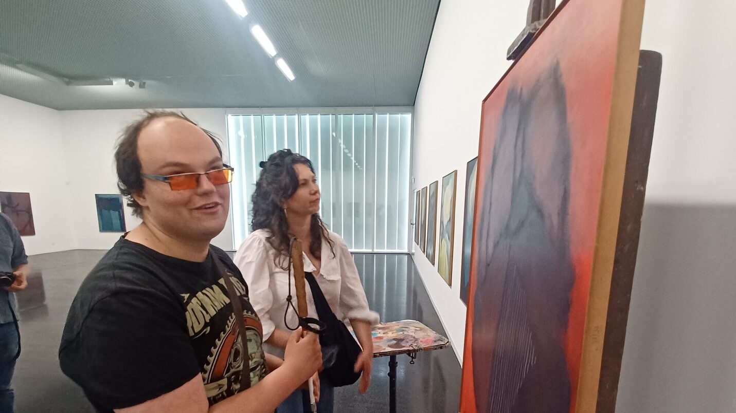 Fabian Lilian Korner mit Ester Popper in der Ausstellung