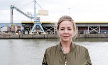 Simone Buchholz vor Hafen/Kran