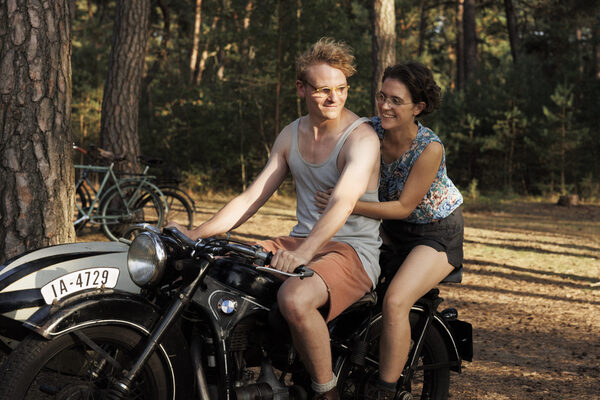 Uomo e donna in moto