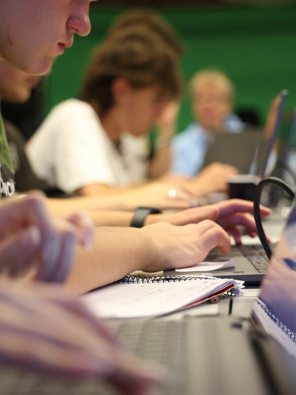 Jugendliche vertieft in Laptops