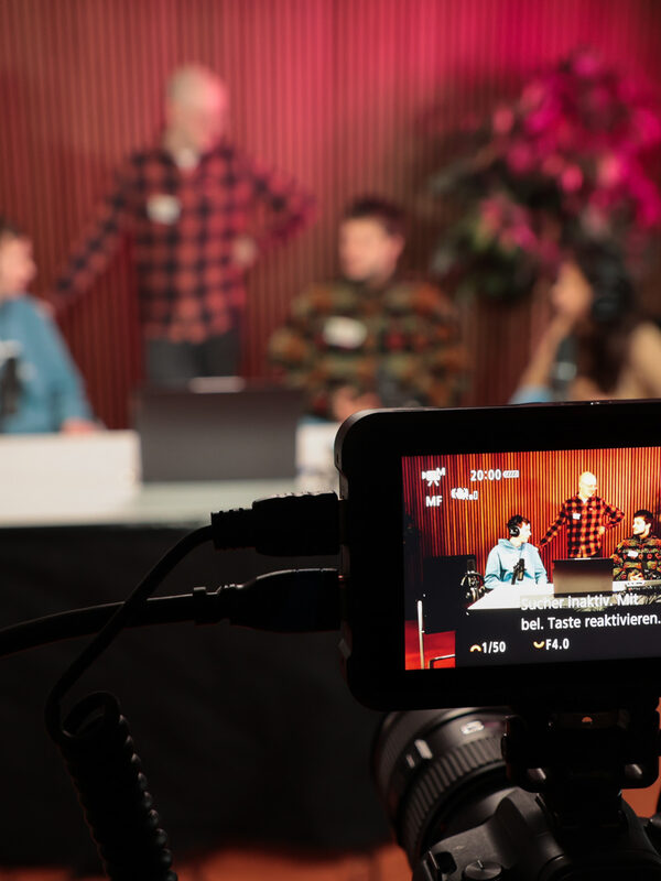 Jugendliche vor Kamera