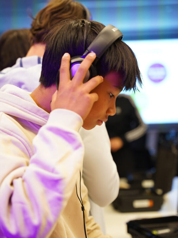 Junge mit Kopfhörer