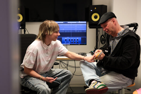 Junge und Musiker im Schnittraum