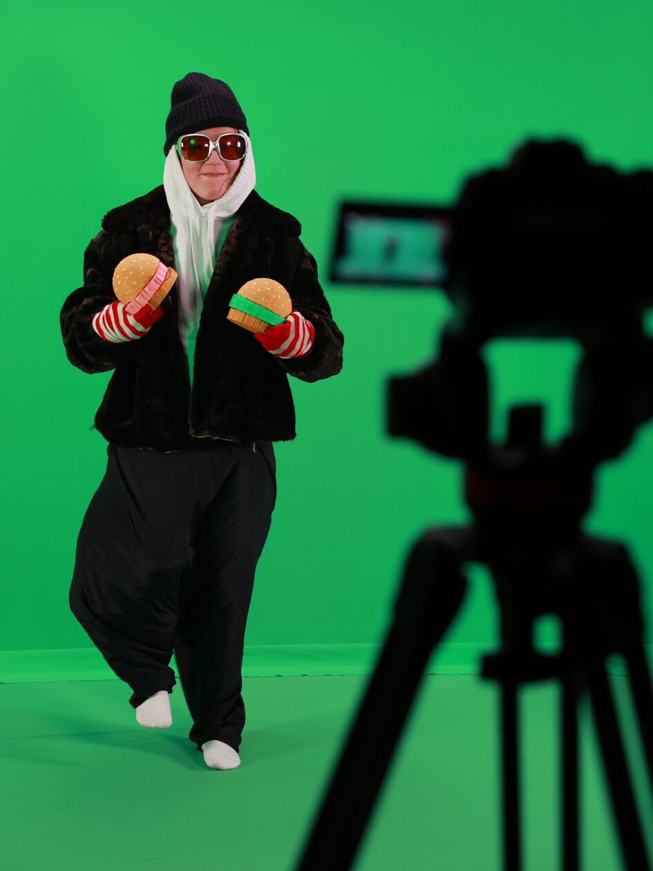 Jugendliche*r vor Greenscreen