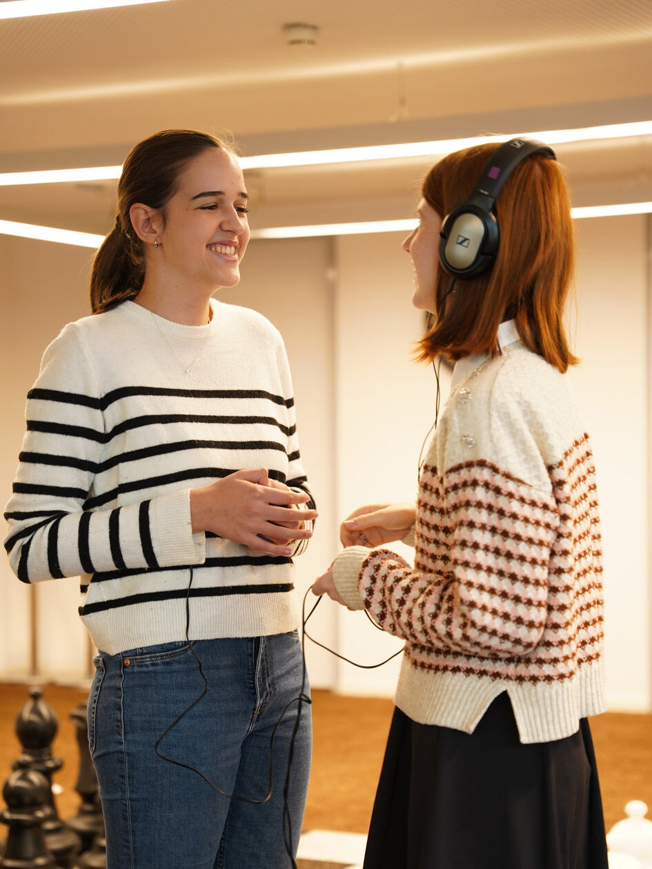 Jugendliche mit Aufnahmegerät und Kopfhörern