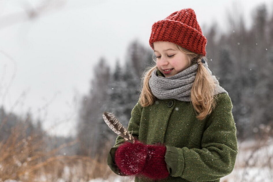 Dziewczyna patrzy na piórko
